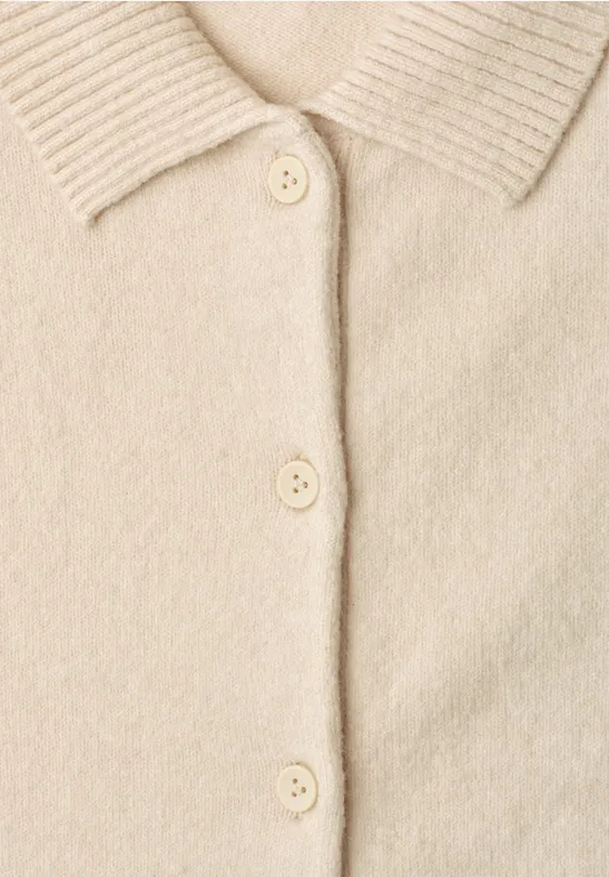 Beige Strickjacke mit Kragen und Knopfleiste aus weichem Material