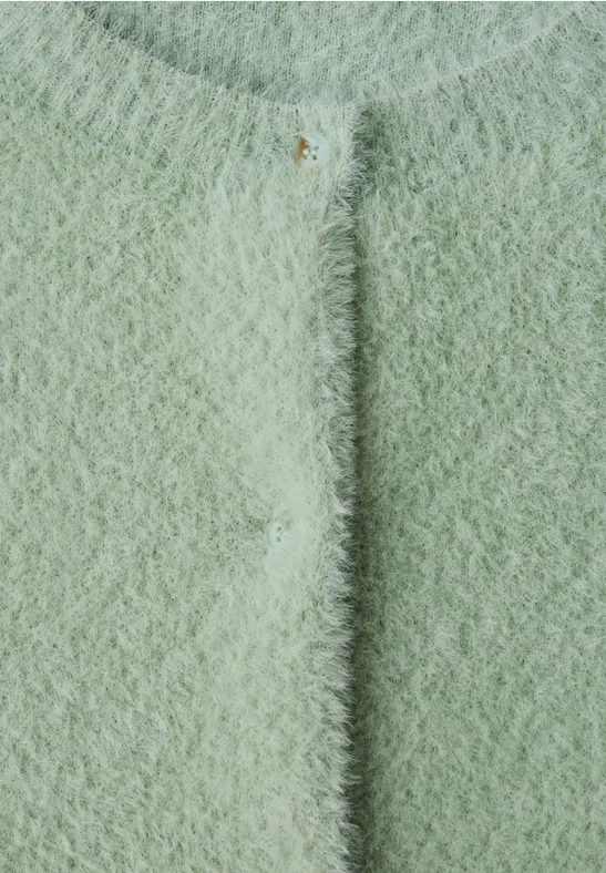Pastellgrüne flauschige Strickjacke mit feiner Struktur und zwei zarten Knöpfen