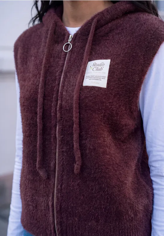 Flauschige ärmellose Kapuzenweste in Dunkelbraun mit Reißverschluss, Kordelzug und aufgenähtem Label.
