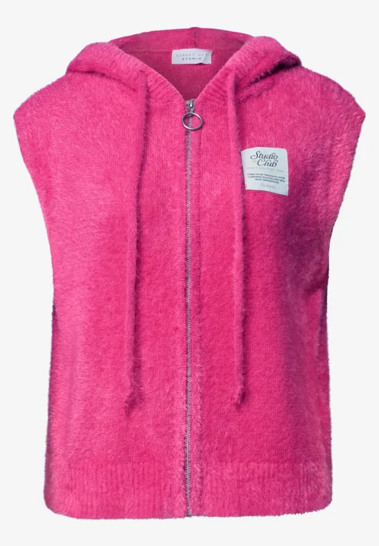 Ärmellose, pinke, flauschige Kapuzenjacke mit Reißverschluss und Label-Patch auf der Brust.