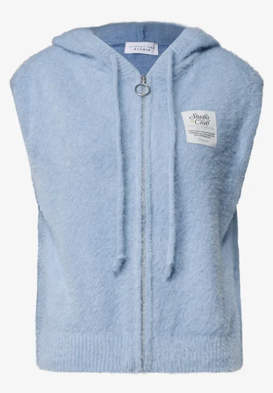 Hellblaue, ärmellose Kapuzenweste aus Fleece mit Reißverschluss und kleinem Logo-Patch auf der Brust.
