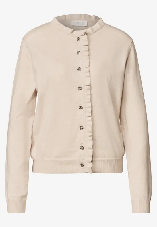 Beige Damen-Strickjacke mit Rüschen am Kragen und durchgehender Knopfleiste.