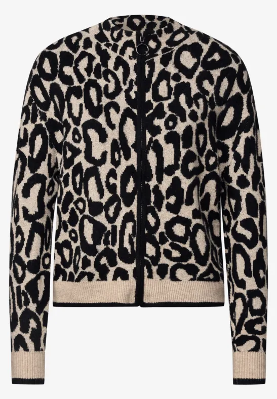 Beiger Strickcardigan mit schwarzem Leopardenmuster und kontrastierenden Bündchen.