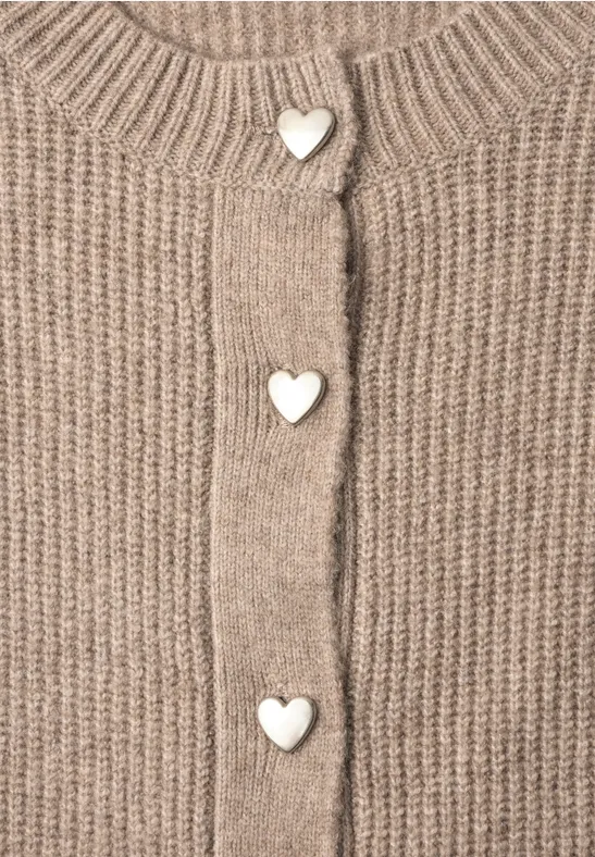 Beige Strickjacke mit vertikalem Riegel und drei weißen, herzförmigen Knöpfen