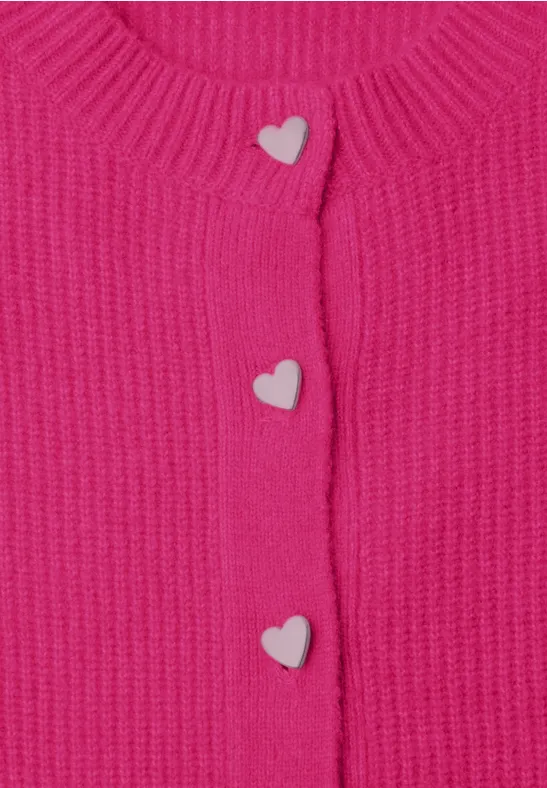 Rosa Strickjacke mit drei herzförmigen Knöpfen