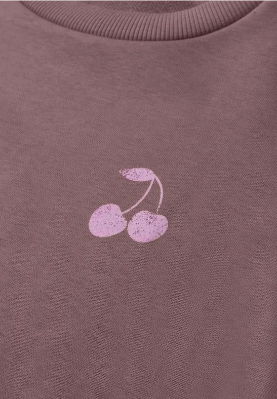 Gros plan d'un t-shirt violet avec impression de cerises roses