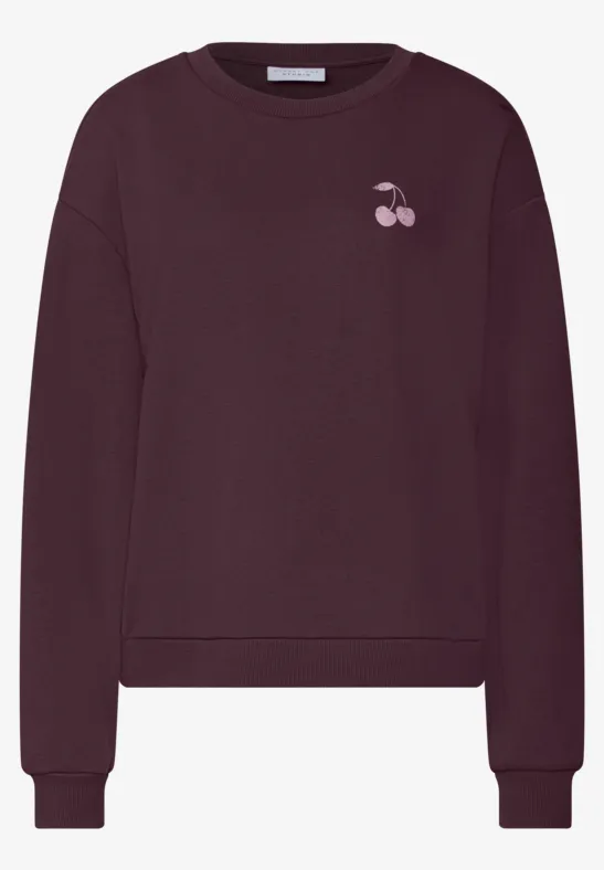 Dunkelrotes Sweatshirt mit Rundhalsausschnitt und kleinem Kirschen-Logo auf der Brust.
