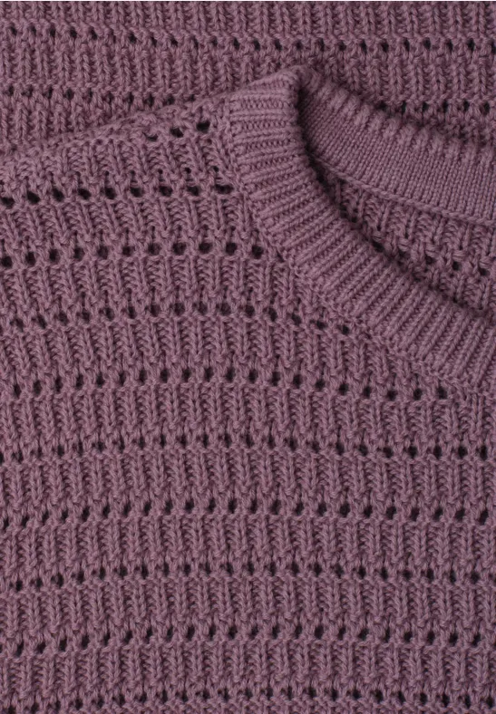 Detailaufnahme eines violetten, gestrickten Oberteils mit Lochmuster.
