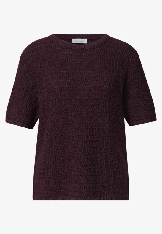 Locker gestrickter, halblanger Pullover mit Rundhals und kurzen Ärmeln in dunklem Violett.