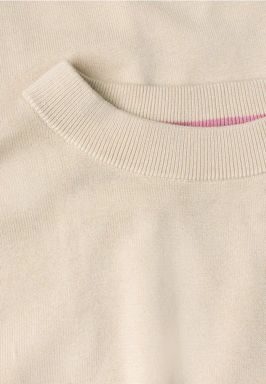Beiger Pullover mit Rundhalsausschnitt, feine Strickstruktur sichtbar.
