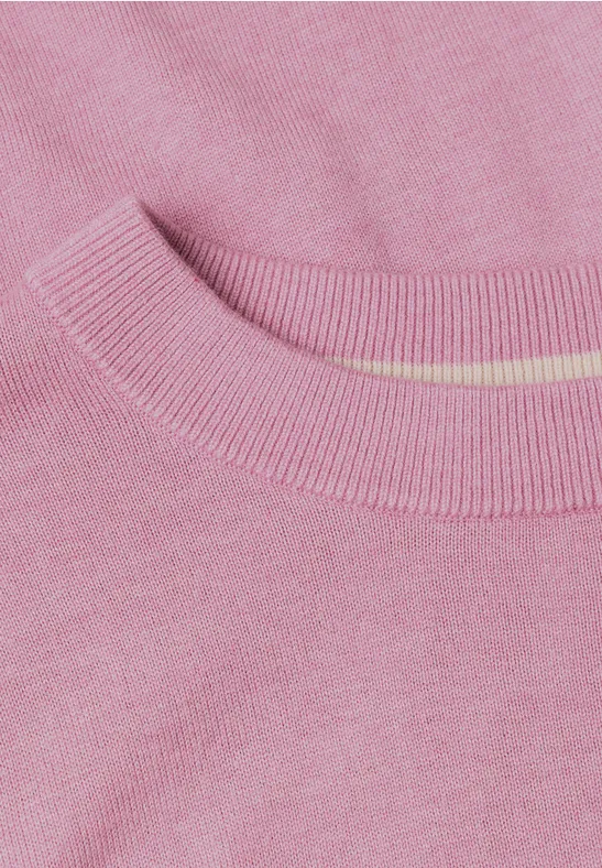 Nahaufnahme eines rosa Strickpullovers mit Rundhalsausschnitt auf hellem Hintergrund.