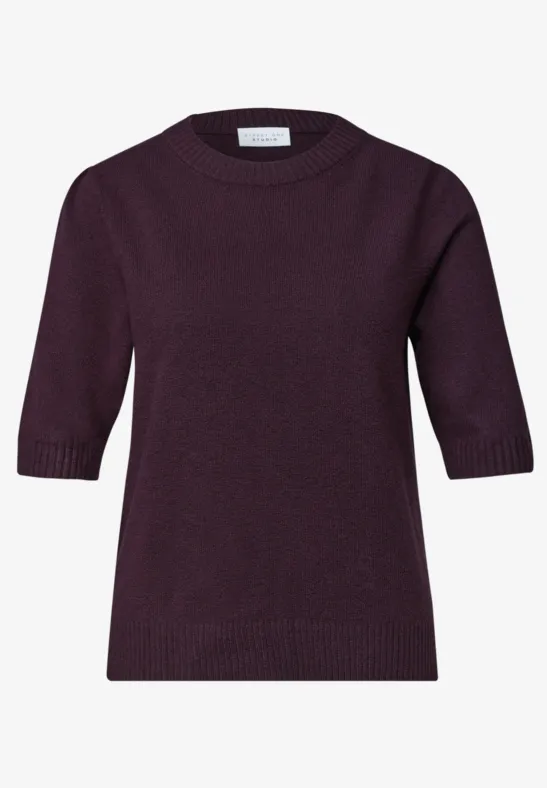 Pull en maille violet à manches mi-longues et col rond simple.