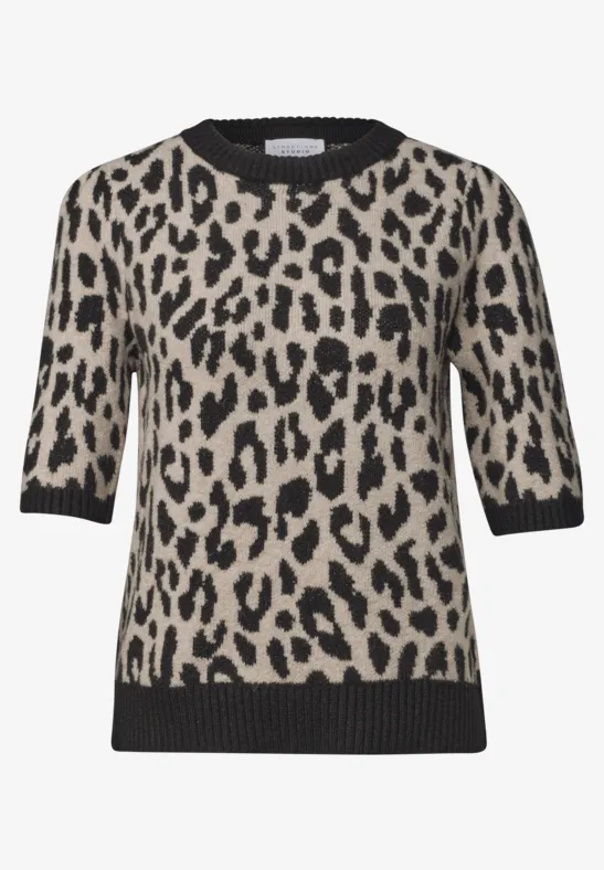 Beiges, kurzärmeliges Strickshirt mit schwarzem Leopardenflecken-Muster und kontrastierenden schwarzen Abschlüssen.
