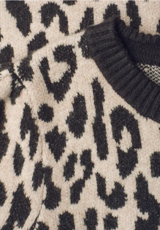 Flauschiger Pullover im Leopardenmuster in Schwarz und Beige.