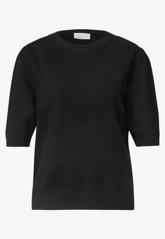 Schwarzer Kurzarm-Pullover mit Rundhalsausschnitt.