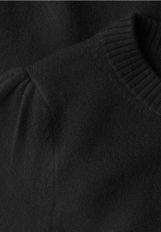 Schwarzer Strickpullover mit geripptem Rundhalsausschnitt auf weißem Hintergrund.