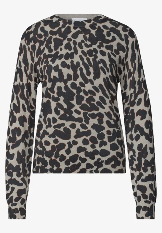 Langärmliger Pullover mit beigem Grund und schwarzem Leopardenmuster.