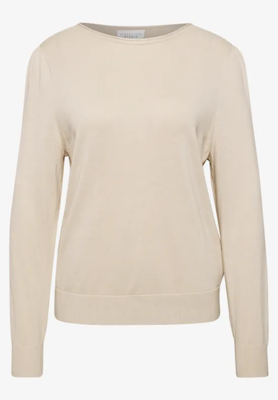 Ein schlichter, cremefarbener Pullover mit Rundhalsausschnitt und langen Ärmeln.