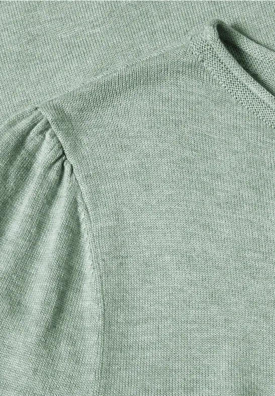 Hellgrüner, fein gestrickter Pullover mit leicht gerafften Puffärmeln.