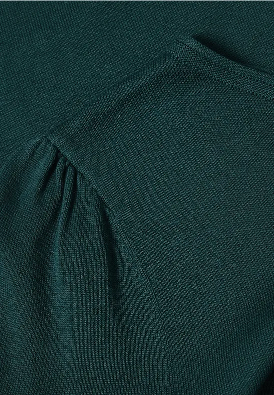 Dunkelgrüner Pullover oder Shirt mit leicht gerafftem Schulter- und Ärmeldetail.