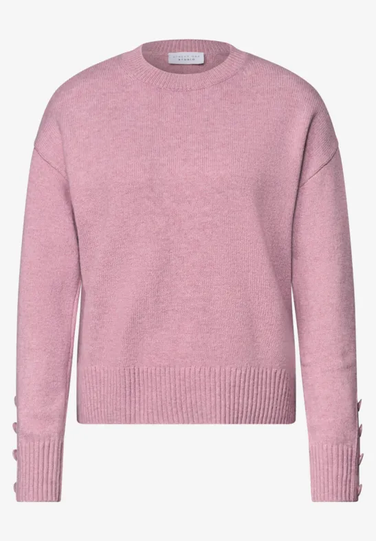 Rosa Strickpullover mit Rundhalsausschnitt, langen Ärmeln, Rippenmuster und Knopfdetails an den Ärmeln.