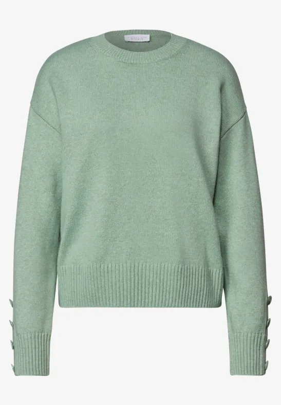 Mintgrüner Strickpullover mit Rundhals, lockerer Passform und dekorativen Knöpfen an den Ärmeln.