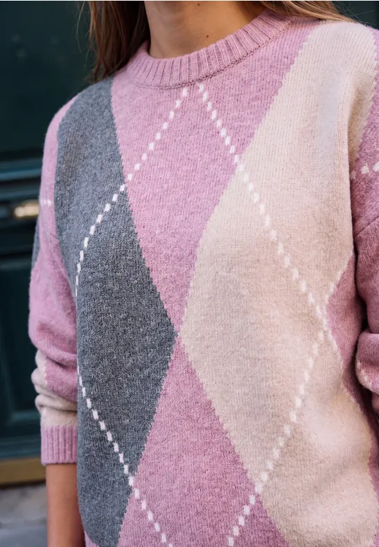 Frau trägt pink-grau-cremefarbenen Rautenmuster-Pullover