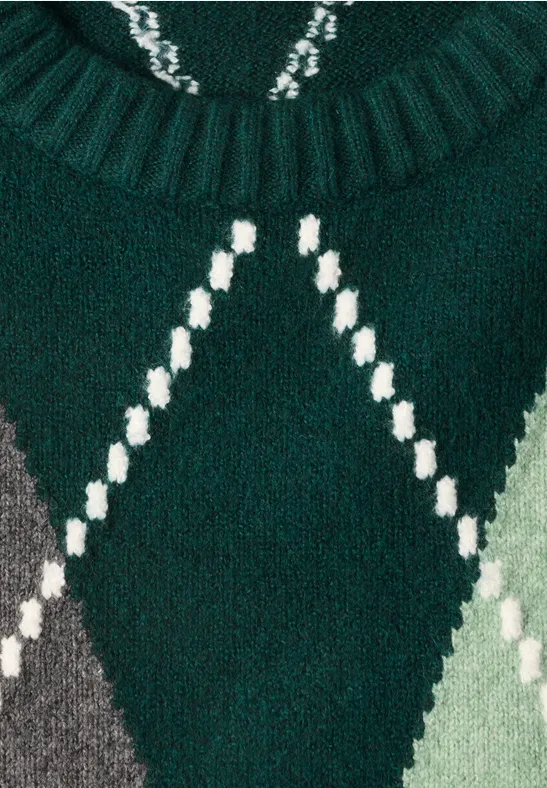 Grüner Strickpullover mit Argyle-Muster in Grau, Hellgrün und weißen Ziernähten.