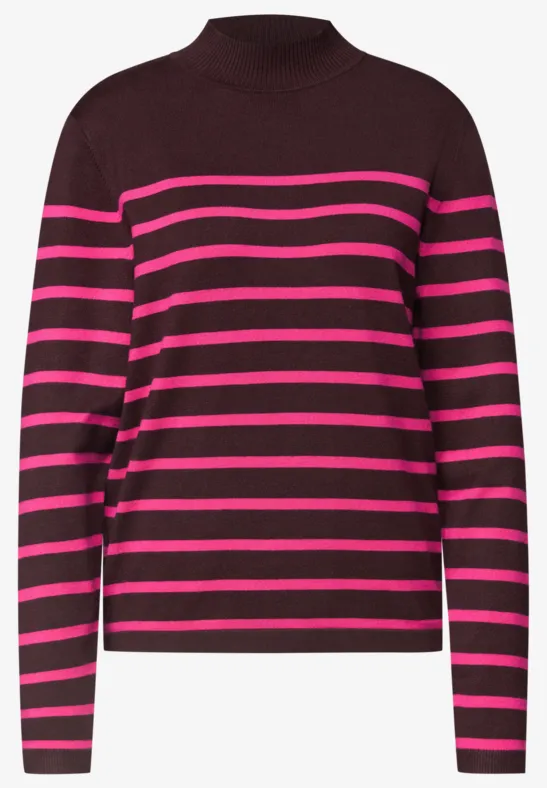 Pull marron à rayures roses, col montant et manches longues.