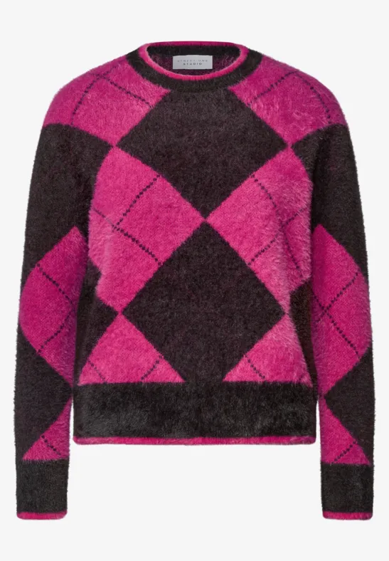 Puszysty sweter z różowo-czarnym rombowym wzorem