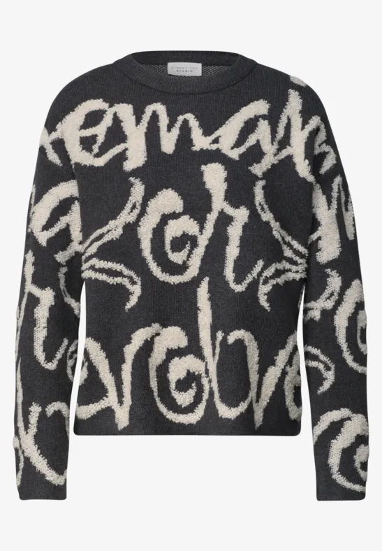 Schwarzer Pullover mit beigen, geschwungenen Schriftzügen im Allover-Muster, lässiger Schnitt.
