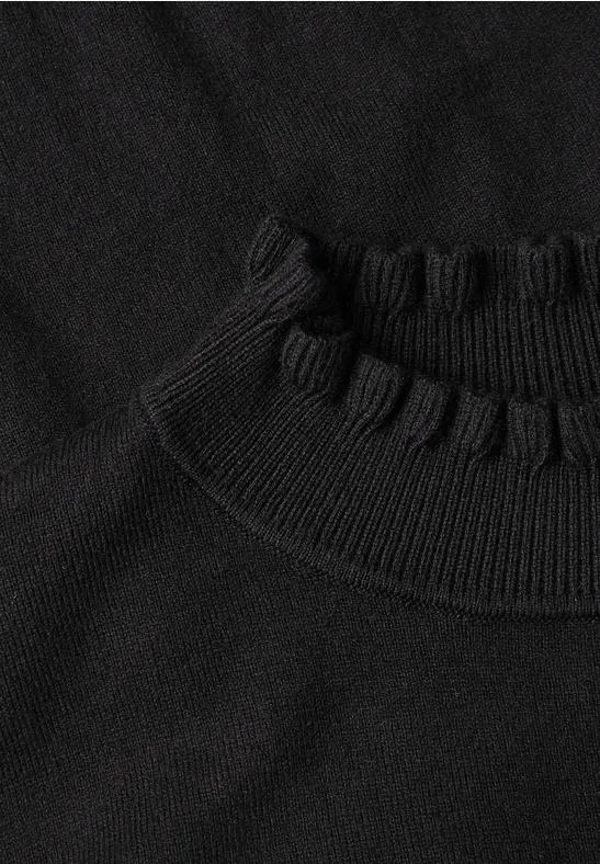 Schwarzes, eng anliegendes Strickoberteil mit gerafftem Stehkragen und feiner Rippstruktur.