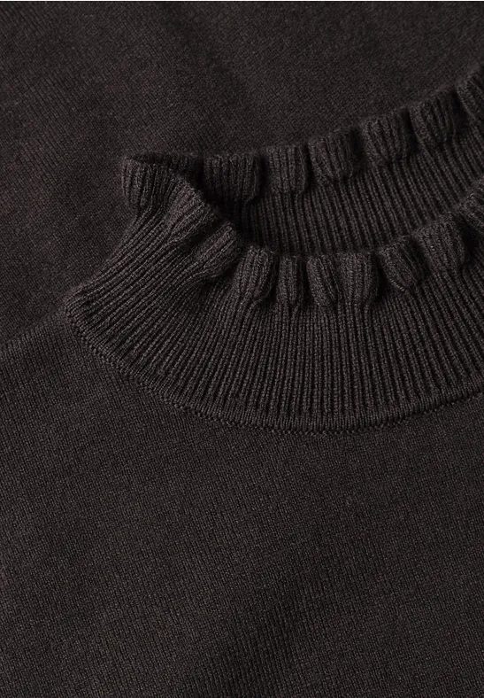 Deux pulls à col roulé noirs en maille fine, superposés.