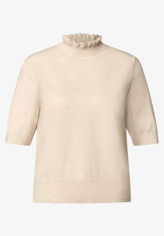 Hellbeige Kurzarm-Pullover mit Rüschenkragen und leicht taillierter Passform.