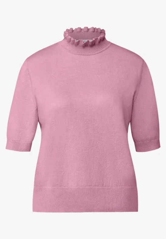 Rosa Damenpullover mit kurzen Ärmeln und gerafftem Rollkragen.