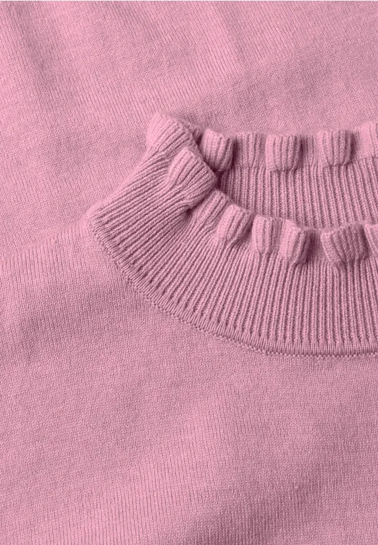 Rosa Strickpullover mit geripptem Rundhalsausschnitt und kleinen Zierbommeln