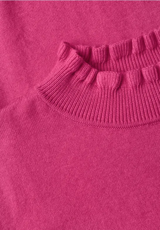 Nahaufnahme eines pinkfarbenen, gestrickten Rollkragen-Pullovers