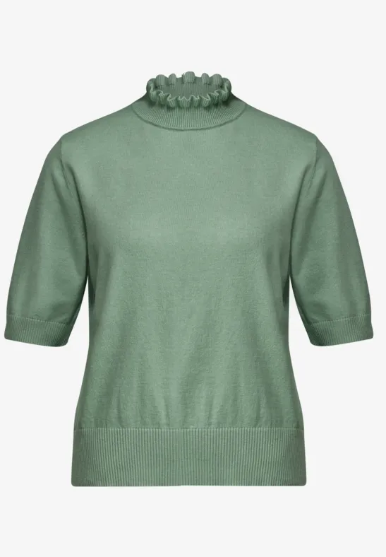 Hellgrüner Kurzarm-Pullover mit Rüschenkragen.