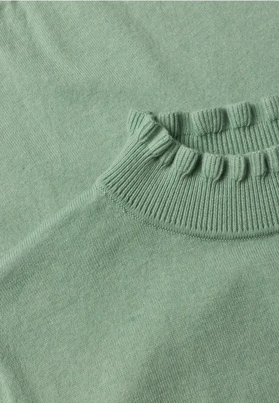 Hellgrüner Pullover mit hohem, geripptem Rundhalsausschnitt