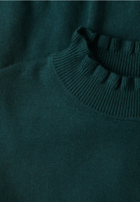 Dunkelgrüner, gestrickter Pullover mit geripptem Stehkragen.