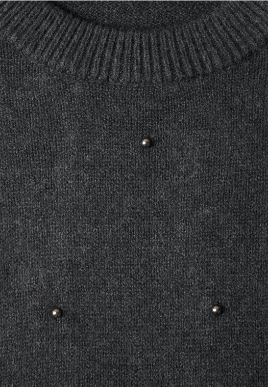 Dunkelgrauer Strickpullover mit geripptem Kragen und kleinen goldfarbenen Zierknöpfen.