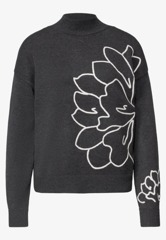 Dunkler Pullover mit hohem Kragen und großem, weißen, floralen Grafikdruck vorn und am Ärmel