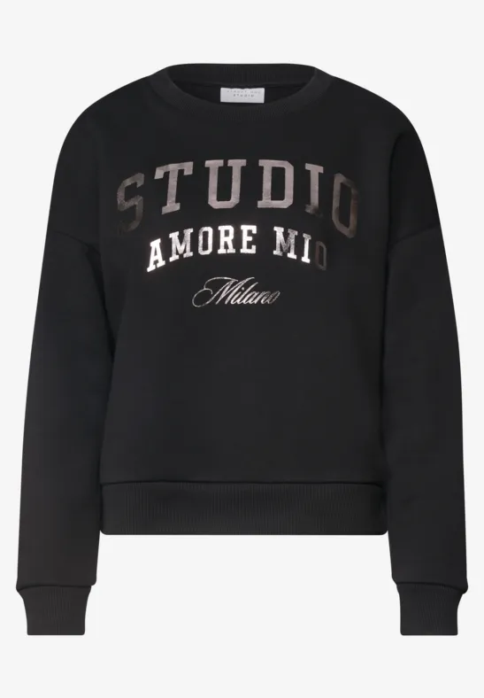 Czarna bluza z nadrukiem 'STUDIO AMORE MI Milano' na przodzie.