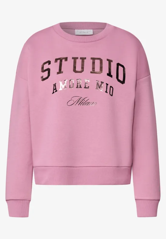 Rosa Sweatshirt mit 'STUDIO Amore Mio Milano'-Aufdruck, Rundhalsausschnitt und lockerem Schnitt.