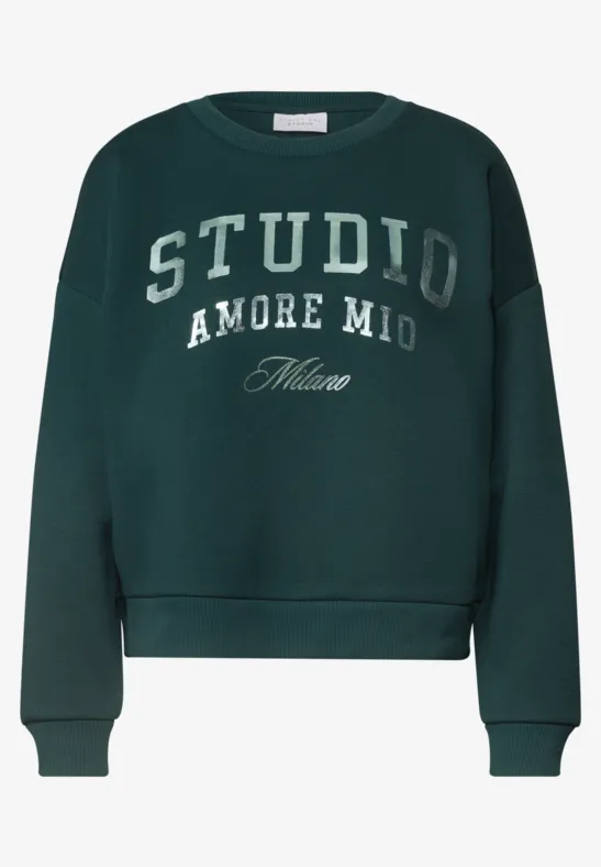 Ciemnozielona bluza z białym napisem 'STUDIO AMORE MIO Milano'.