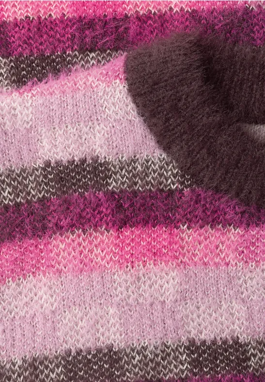 Detailaufnahme einer gestreiften Strickmütze in Pink, Rosa und Grau mit fluffigem Bommel