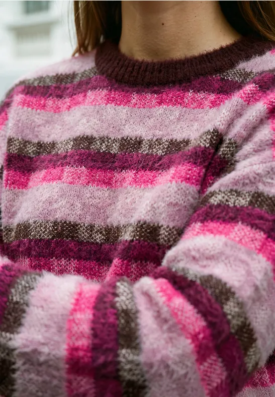 Flauschiger Pullover mit pinken, fuchsia- und braunen Streifen und Rundhalsausschnitt.