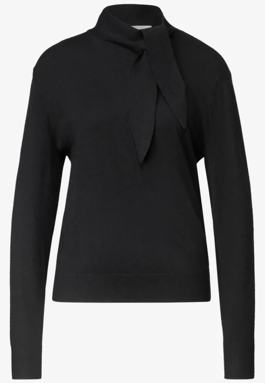Zwarte trui met lange mouwen en een elegant, asymmetrisch sjaaltje bij de hals.