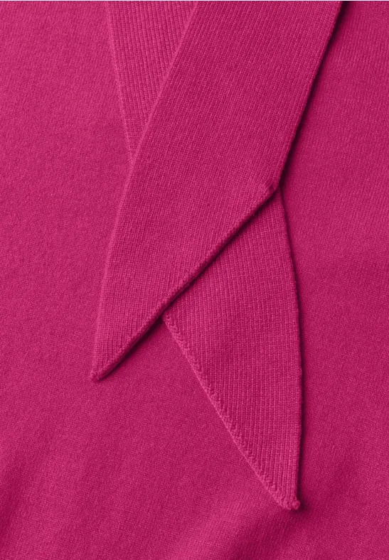 Nahaufnahme eines pinkfarbenen, gestrickten Stoffdreiecks
