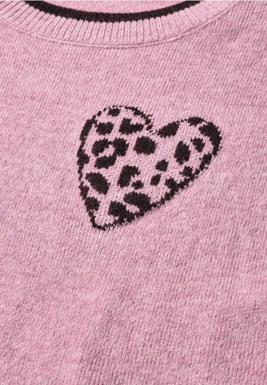 Rosa Strickpullover mit einem Herz in schwarz-weißen Leopardflecken.